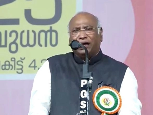 India News | Kharge Gives Clarion Call for UDF's Kerala Polls Campaign; Slams LDF over Sabrimala Gold Theft Case