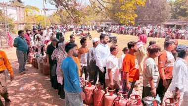 India News | People Stand in Long Queue for Cylinder Near Gas Agency in Bhopal; Owner Urges Them Not to Panic