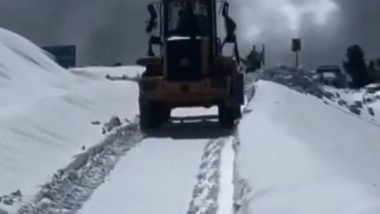 India News | J-K: Heavy Snowfall Shuts Bandipora-Gurez Road for Vehicles