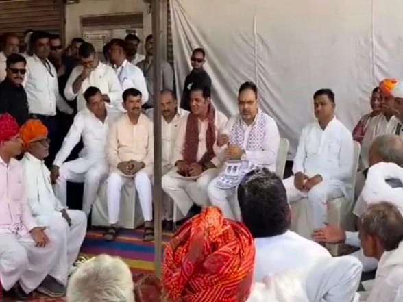 India News | Rajasthan CM Bhajanlal Sharma Interacts with Heerawala Villagers at Tea Stall