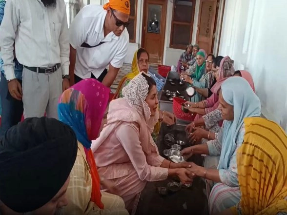 Entertainment News | Priyanka Chopra Offers Prayers, 'Seva' at Golden Temple