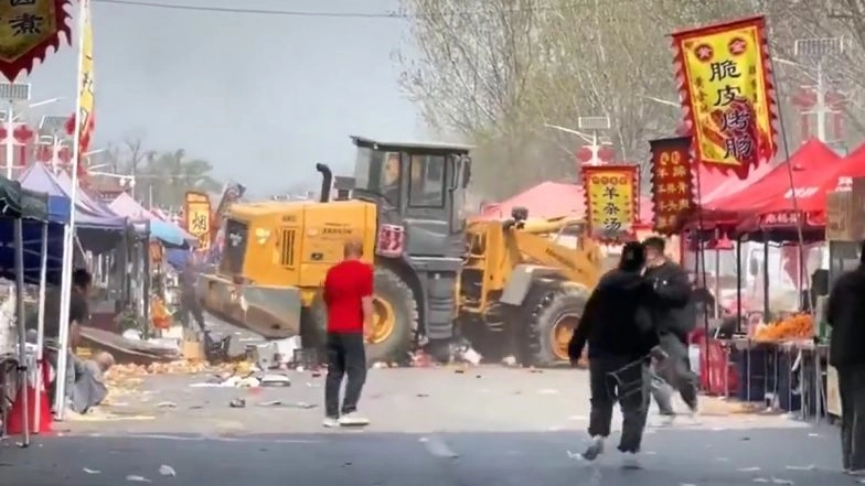 Beijing Bulldozer Crash: Heavy Loader Runs Over People at Dahanji Market in Fangshan; Multiple Casualties Reported (Watch Video)