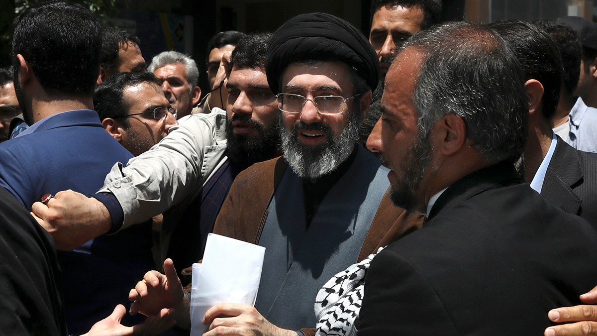 Mojtaba Khamenei Meets Iran President Masoud Pezeshkian to Discuss Economy, Defence: Iranian Media | 🌎 LatestLY