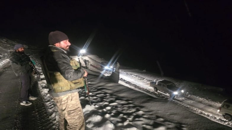 Heavy Snowfall in Jammu and Kashmir: Indian Army and Police Rescue 214 Stranded Tourists From Sinthan Pass Amid High-Altitude Conditions