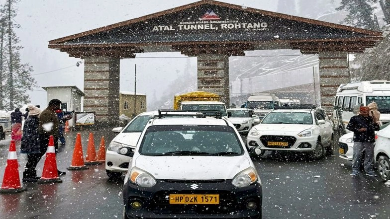 Manali Snowfall Chaos: Over 1,000 Vehicles Stuck Near Atal Tunnel, Dozens of Tourists Stranded at Jalori Pass (Watch Video)