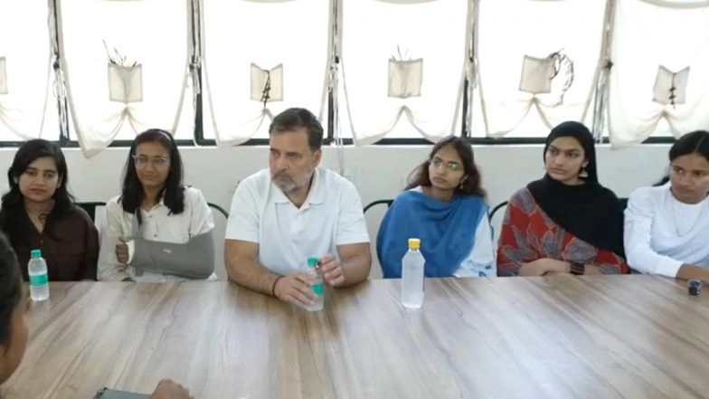 &lsquo;What&rsquo;s the Riskiest Thing You&rsquo;ve Done?&rsquo; Rahul Gandhi Asks DU Student; She Replies &lsquo;Joining Congress&rsquo; (Video)