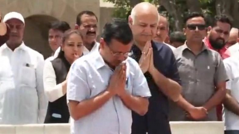 Delhi Excise Policy Case: Arvind Kejriwal Pays Tribute to Mahatma Gandhi at Rajghat, Backs &lsquo;Satyagraha&rsquo; Stance (Watch Video)