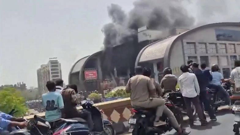 Kota Mall Fire: Massive Blaze at City Mall on Jhalawar Road, 12 Fire Tenders Deployed as Smoke Engulfs Building (Watch Video)