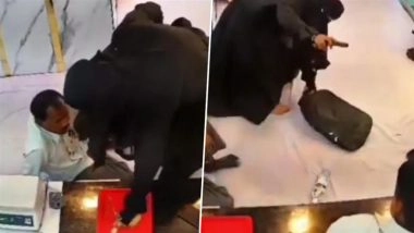 Daylight Robbery in Ayodhya: Burqa-Clad Woman Loots Jewellery Shop at Gunpoint, CCTV Video Goes Viral