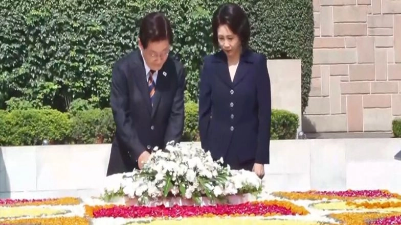 South Korean President Lee Jae-Myung, First Lady Kim Hea-Kyung Pay Tribute to Mahatma Gandhi at Rajghat (Watch Video)