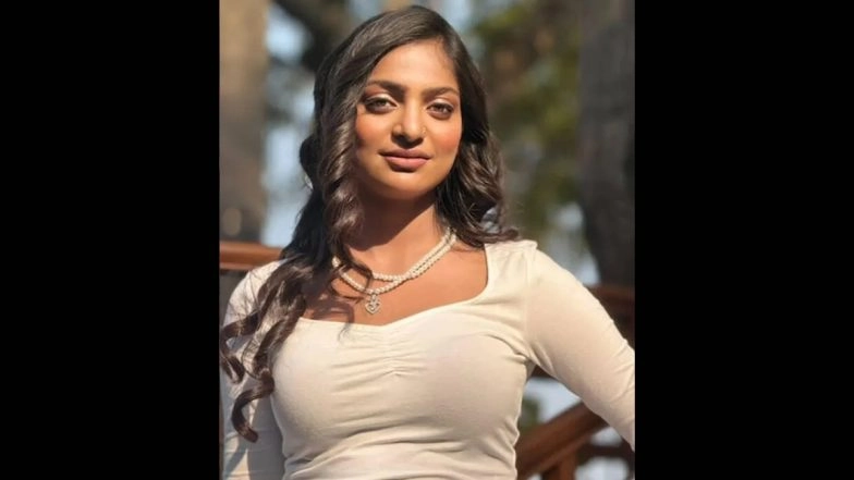 Kumbh Mela &lsquo;Viral Star&rsquo; Monalisa Bhosle Writes to Kerala CM Pinarayi Vijayan, Seeks Protection Amid Age Row