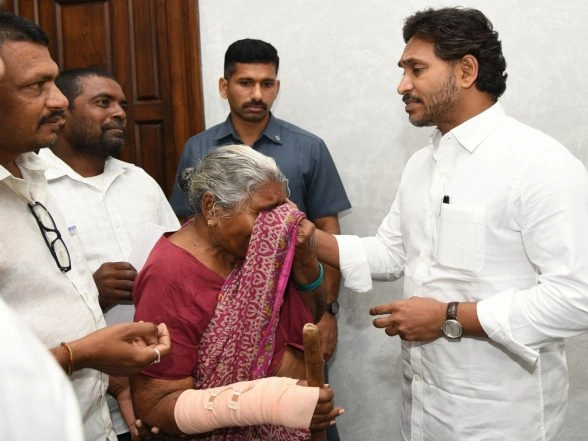 India News | YS Jagan Mohan Reddy Assures Justice to 90-year-old Woman Alleging Land Grab During Amaravati Land Pooling