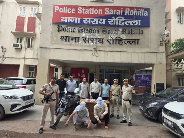 India News | Delhi Police Cracks Armed Robbery, Two Arrested; Rs 5.51 Lakh Cash and Pistol Recovered