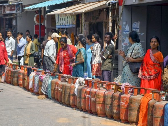 India News | No Address Proof Needed for 5-kg LPG Cylinders; Centre Eases Access for Migrants, Students