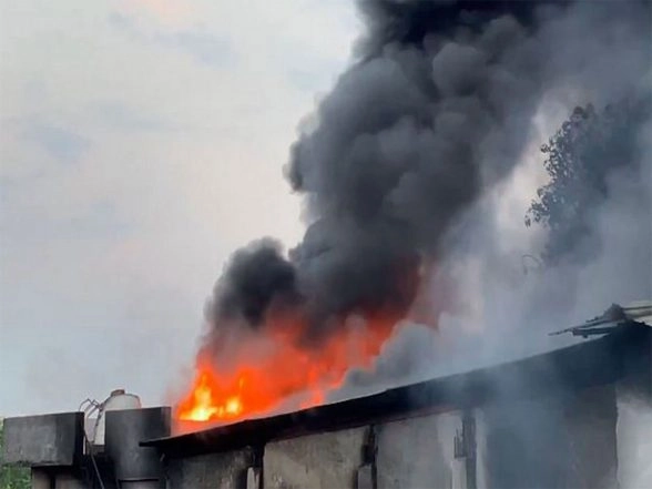 India News | UP: Fire Breaks out at Shoe Sole Manufacturing Factory in Agra