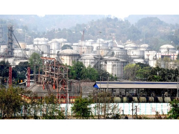 Business News | Oil Prices Climb Post Trump's Ultimatum to Iran over Strait of Hormuz Closure