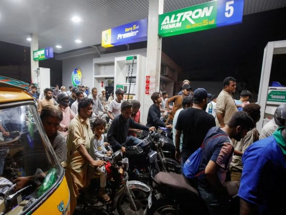World News | Markets, Malls to Shut by 8 Pm in Pakistan as Fuel Crisis Deepens