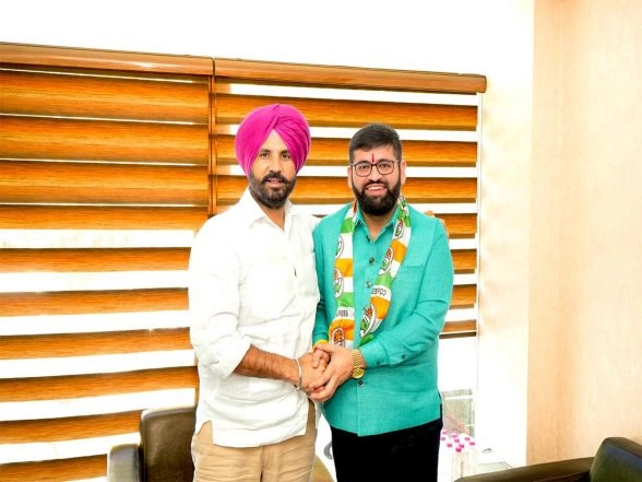India News | Advocate Vasu Ranjan Joins Congress; Welcomed by Punjab President Raja Warring, Vows to Form Government in 2027