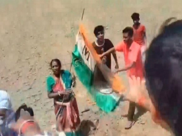 India News | West Bengal: TMC, BJP Workers Clash During Election Campaign in Hooghly