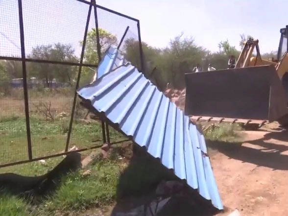 India News | Bhopal Municipal Corporation Launches Demolition Drive Against Illegal Structures Near Upper Lake