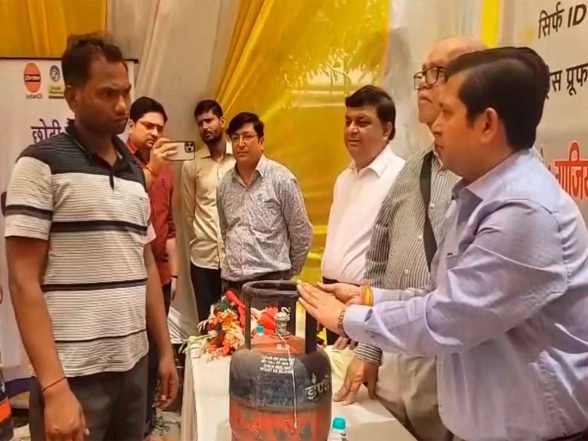 India News | Uttar Pradesh: LPG Distributors Association Introduces 5 Kg Small LPG Cylinders for Labourers