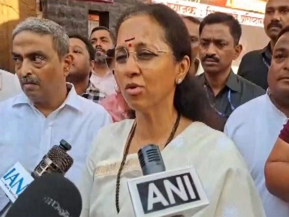India News | Maharashtra: NCP(SCP) MP Supriya Sule Pays Tribute to Mahatma Phule in Phulewada on 200th Birth Anniversary
