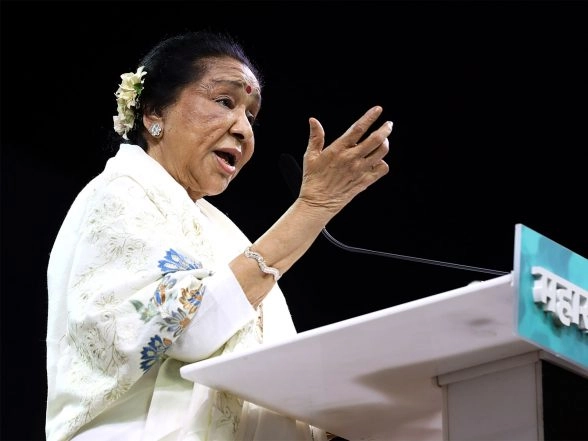 Entertainment News | Legendary Singer Asha Bhosle Admitted to Mumbai's Breach Candy Hospital