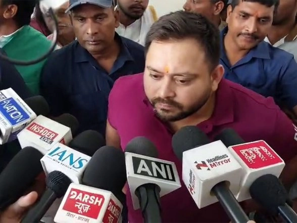 India News | Tejashwi Yadav Expresses Condolences on Demise of Legendary Singer Asha Bhosle
