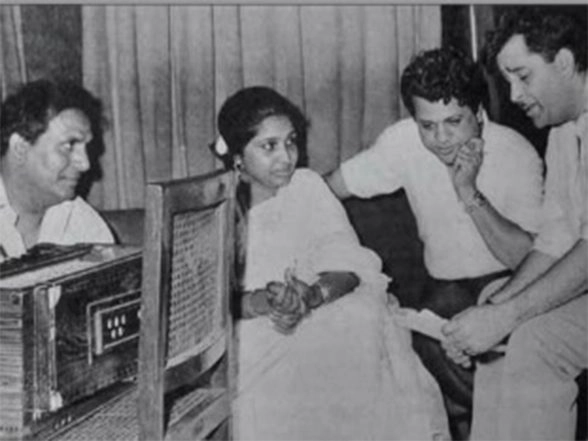 Entertainment News | Remembering Asha Bhosle: Kareena Shares Vintage Picture of India's Melody Queen with Showman Raj Kapoor