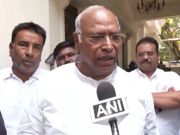 India News | Congress President Mallikarjun Kharge Condoles Demise of Legendary Asha Bhosle