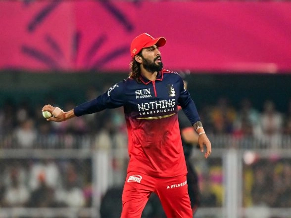 Sports News | IPL 2026: MI Win Toss; Opts to Field Against RCB in Mumbai