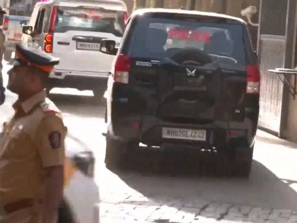 Entertainment News | Maharashtra CM Devendra Fadnavis Reaches Asha Bhosle's Residence After Singer's Demise