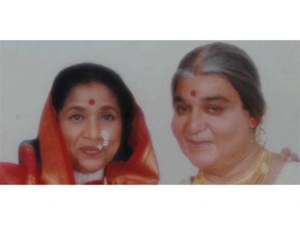 Entertainment News | Kamal Haasan Shares Unseen Pics with Asha Bhosle from 'Chachi 420' Sets