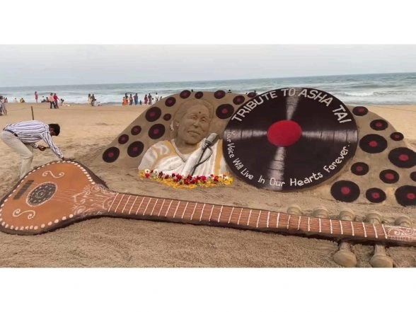 Entertainment News | Sudarshan Pattnaik Pays Heartfelt Tribute to Asha Bhosle Through Sand Art