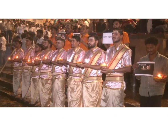 Entertainment News | Asha Bhosle Demise: Devotees Observes Silence at Dashashwamedh Ghat Before Ganga Aarti to Pay Tribute