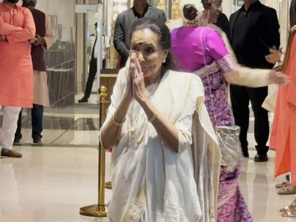 Entertainment News | In Pics: Asha Bhosle's Final Public Appearance at Arjun Tendulkar's Wedding Goes Viral