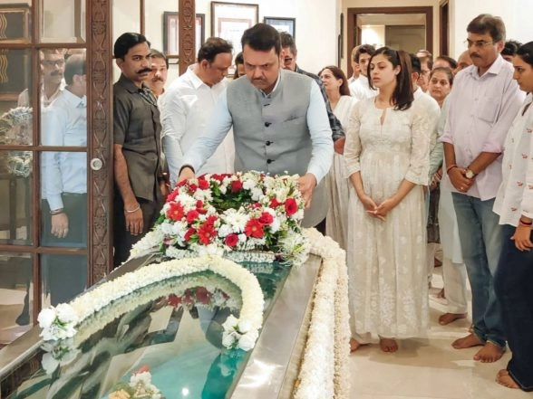 Entertainment News | Asha Bhosle Passes Away at 92: Devendra Fadnavis, Javed Akhtar, Shabana Azmi Visit Mumbai Residence to Pay Tribute