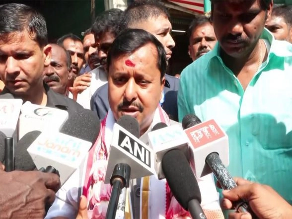 India News | Tamil Nadu: BJP's Nitin Nabin Offers Prayers at Meenakshi Amman Temple in Madurai
