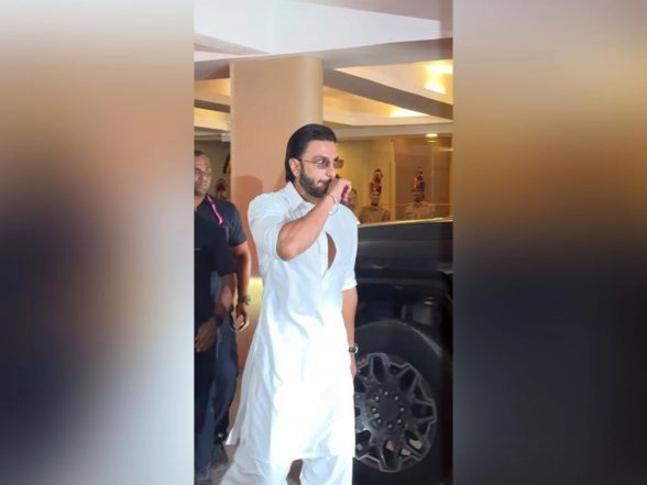 Entertainment News | Ranveer Singh Pays His Last Respects to Asha Bhosle