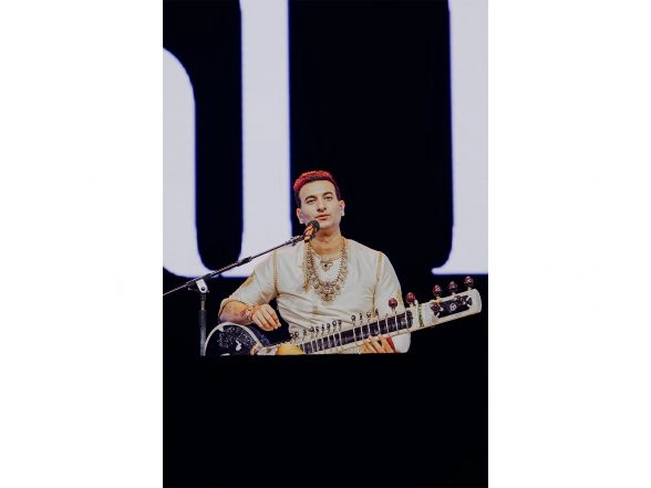 Entertainment News | Sitarist Risabh Sharma Performs 'Abhi Na Jao Chhod Kar' in Tribute to Music Icon Asha Bhosle