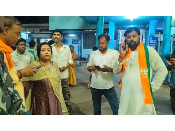 India News | West Bengal: Clash Erupts Between BJP, TMC Workers in Durgapur After Amit Shah's Roadshow; Two Injured