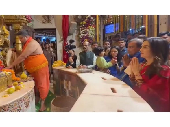 Entertainment News | Mukesh Ambani Offers Prayers at Siddhivinayak Temple with Family on Birthday