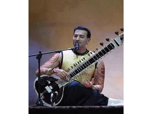 Entertainment News | Rishab Rikhiram Enthrals Audience with Dhurandhar, Harry Potter X Game of Thrones Melody at New Delhi