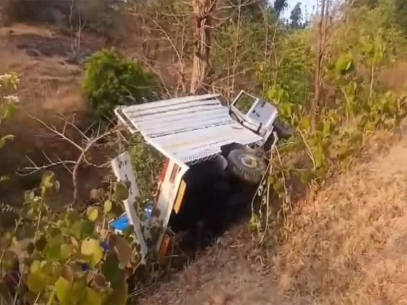 India News | Gujarat: 8 Dead, over 40 Injured After Pickup Vehicle Overturns in Valsad; PM Modi Condoles Deaths