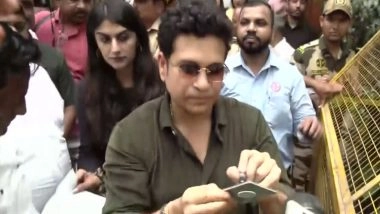 Sports News | Sachin Tendulkar Celebrates 53rd Birthday in Mumbai; Clicks Selfies, Signs Autographs for Fans
