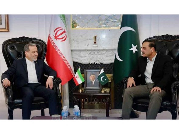 World News | Islamabad: Iranian FM Araghchi Meets Army Chief Munir Amidst Stalled US Peace Talks