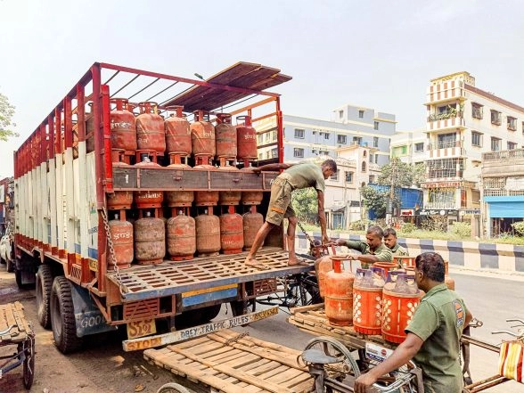 Business News | Govt Ensures 100% Domestic LPG, PNG, CNG Supply Amid West Asia Tensions; Urges No Panic Buying