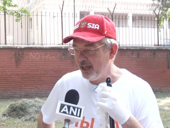 World News | Subotnik Meets Swachh Bharat: Russian Envoy Volunteers to Clean Delhi Streets