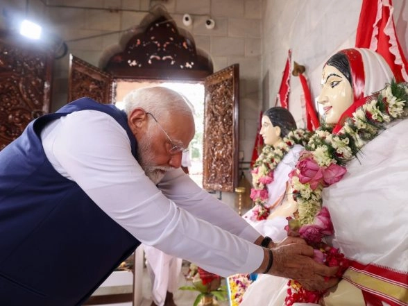 India News | PM Modi Offers Prayers at Matua Temple in Thakurnagar Ahead of Second Phase of West Bengal Polls