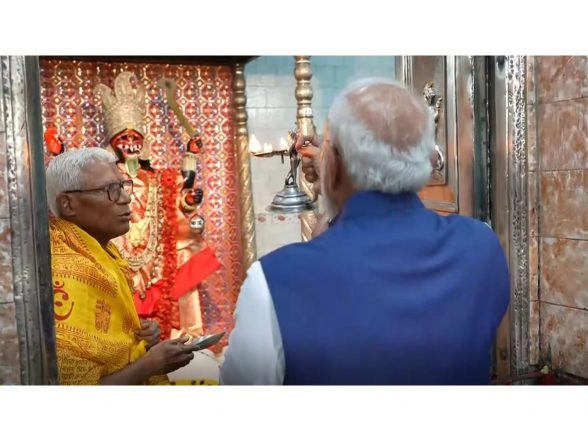 India News | PM Modi Offers Prayers at Thanthania Kalibari Ahead of Second Phase of West Bengal Polls